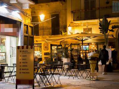 Si parte con un enorme cono gelato in plastica posizionato in strada a corredo di una gelateria...